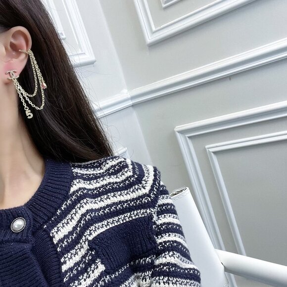 NIB Chanel Fringe 5 Figure Star Stud earrings - Picture 3 of 13